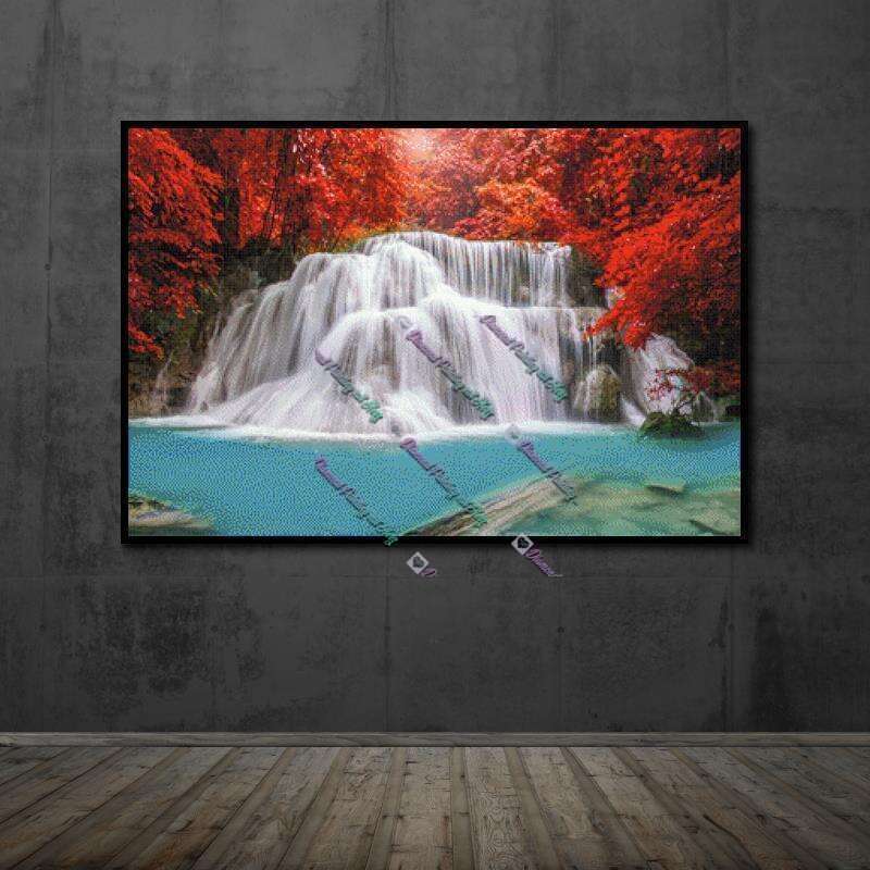 Wasserfall mit roten Herbstbäumen