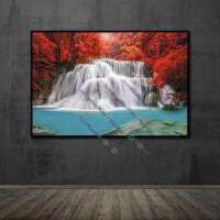 Wasserfall mit roten Herbstbäumen